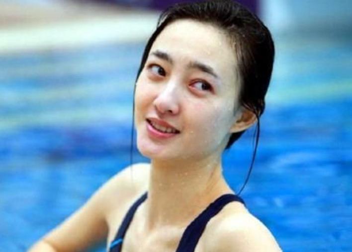 很久没有出现公众视野的女演员王丽坤，原来是去拍短剧了，最近由王丽坤主演的首部短剧