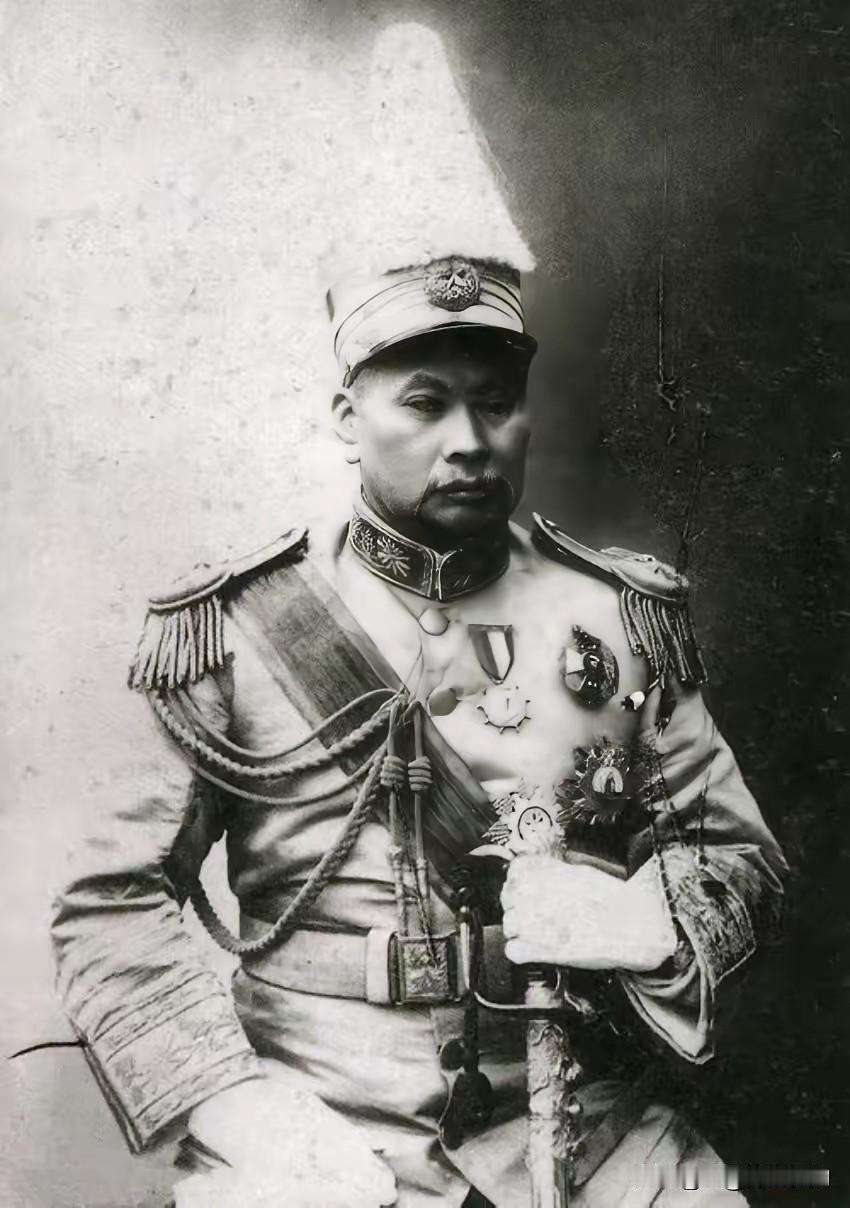 1893年的一天，还是土匪的陆荣廷看上了“水路强人”谭亚雄的女儿。那天他趁谭家女