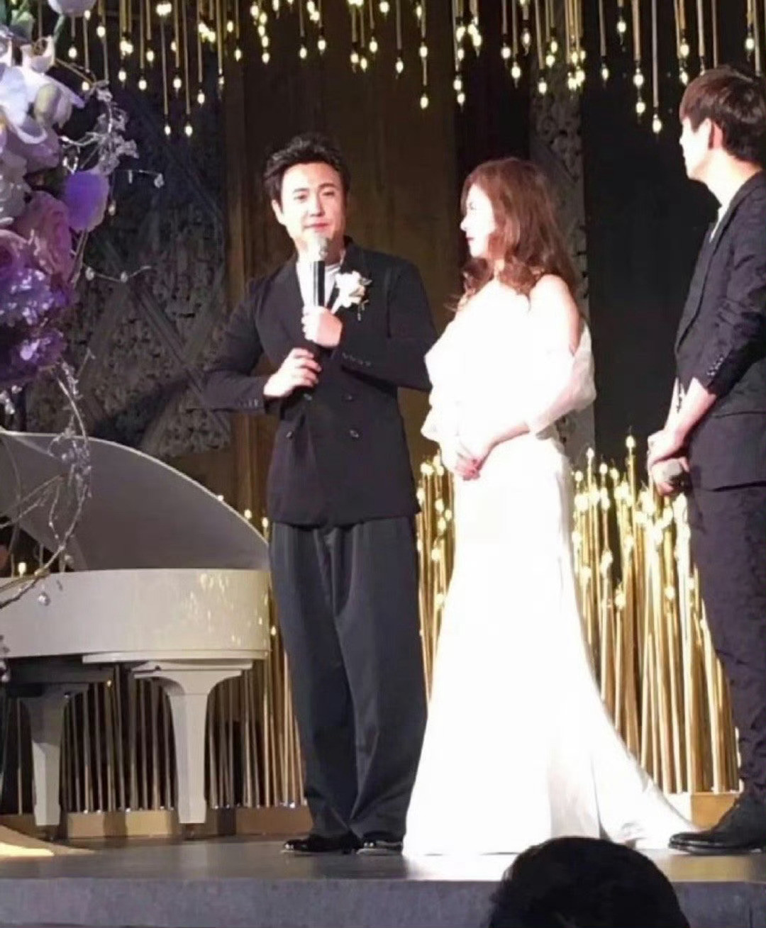 沈腾婚礼旧照腾哥他媳妇很美啊跟腾哥的五官很有夫妻相！！​​​
