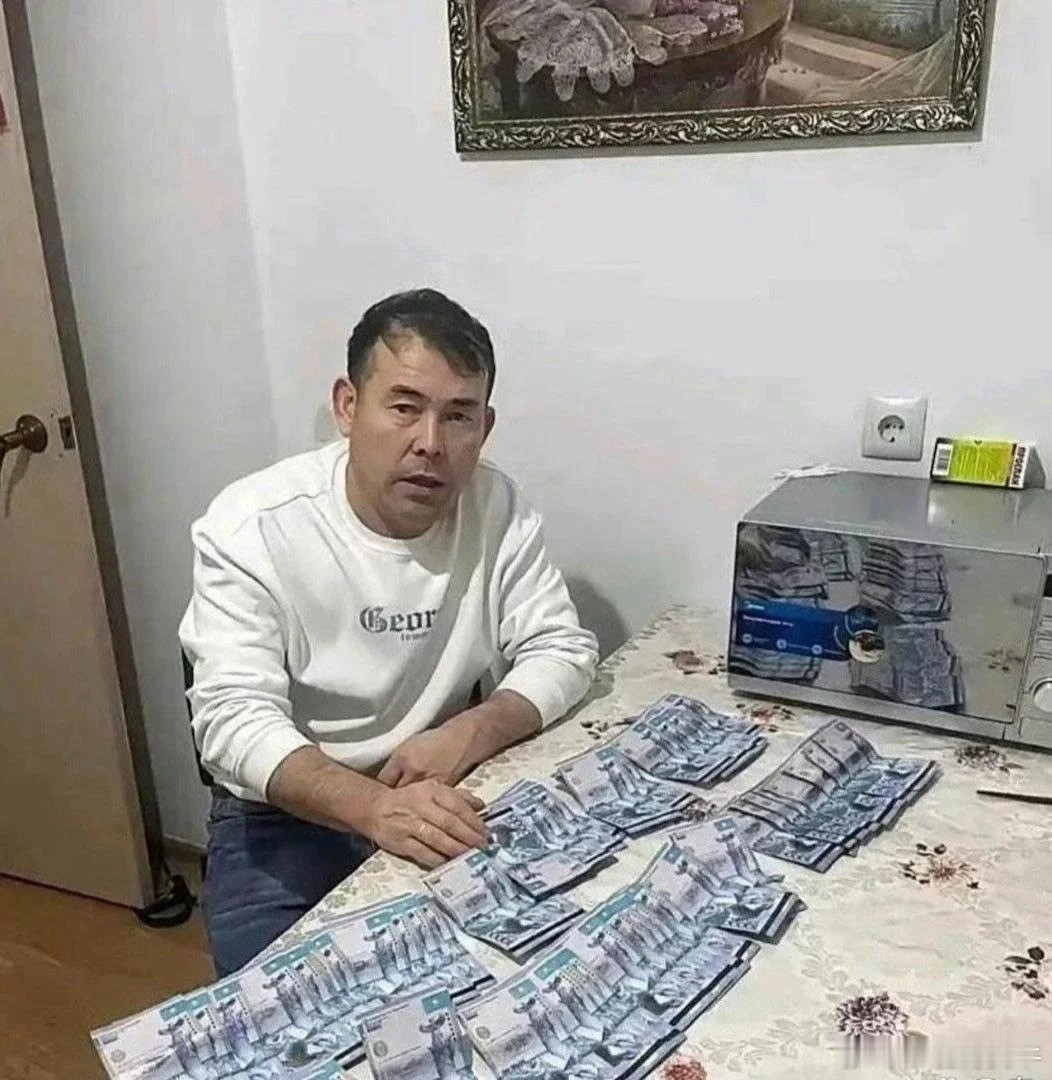 果然有钱人炫富我们都看不出来，这上面放的啥我都不知道