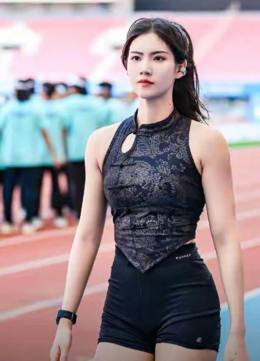 夏思凝一袭黑色无袖紧身旗袍勾勒曼妙身姿，下搭运动裤打破常规，淡妆衬得眉眼明艳。