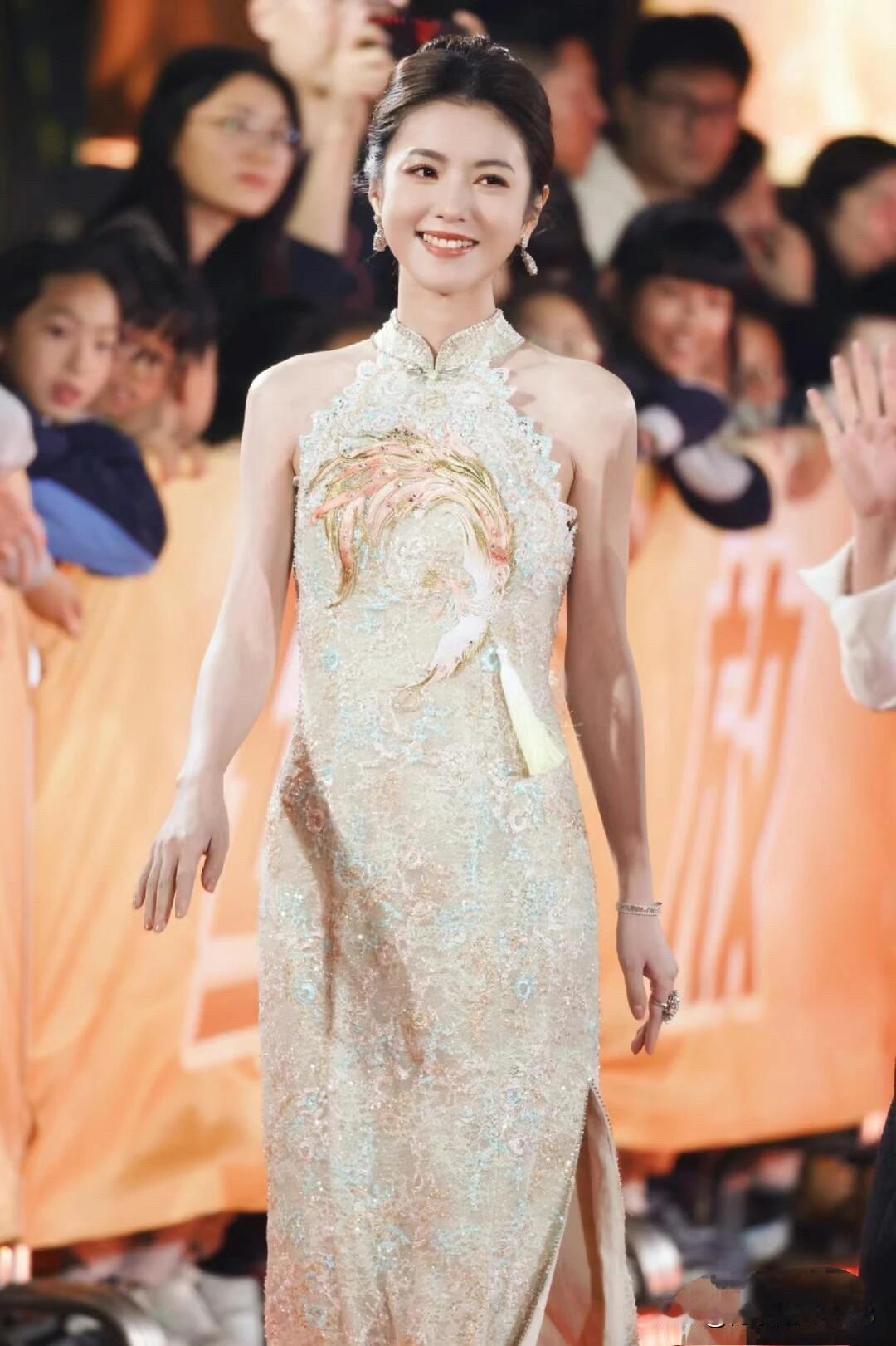比龙洋和刘心悦漂亮的一个美女出现了，她五官立体，皮肤白皙，看上去整体感觉还不错，
