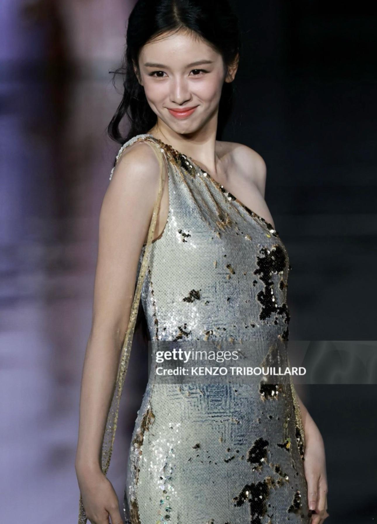 这才是真生图嘛，脸上肌理纹路都看得见​​​