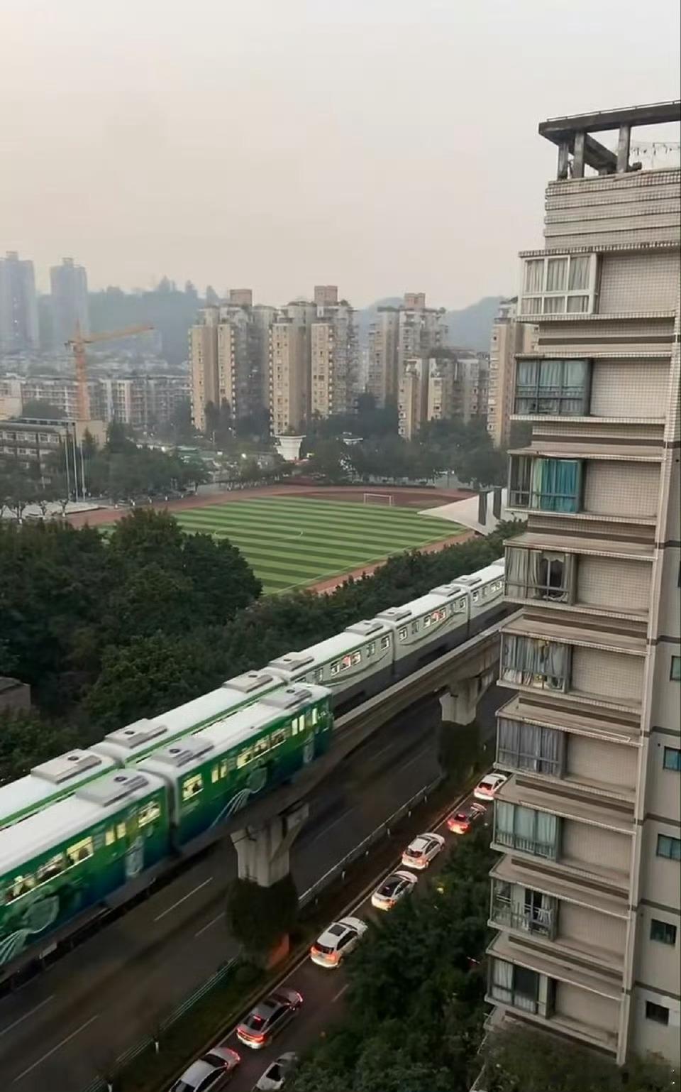 轻轨我也是被王鹤棣刘耀文追过了宇宙闪烁请注意重庆轻轨是什么天选偶像剧道具🚟