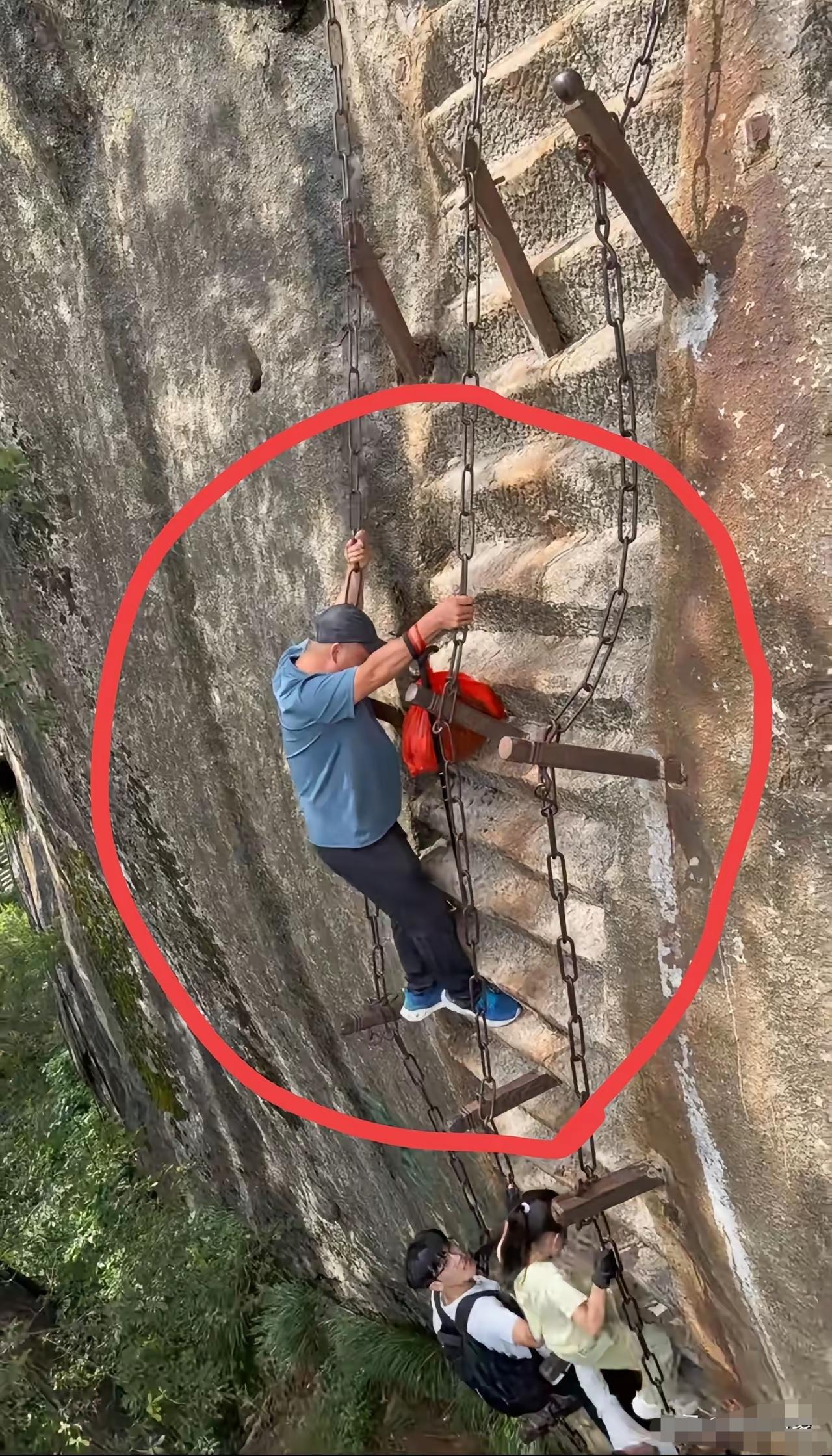 非爬不可吗？大爷一旦体力不支，来个自由落体运动，底下的那几位，后果难料啊！爬山是