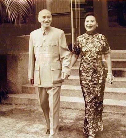 1948年底，蒋介石败走台湾，因为飞机超载，只得丢下10块大石头，没想到，这10