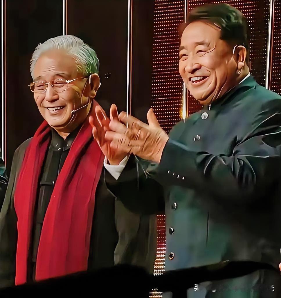 姜昆武汉相声专场的一幕让大家知道了为什么德云社能越做越好的原因了。开场