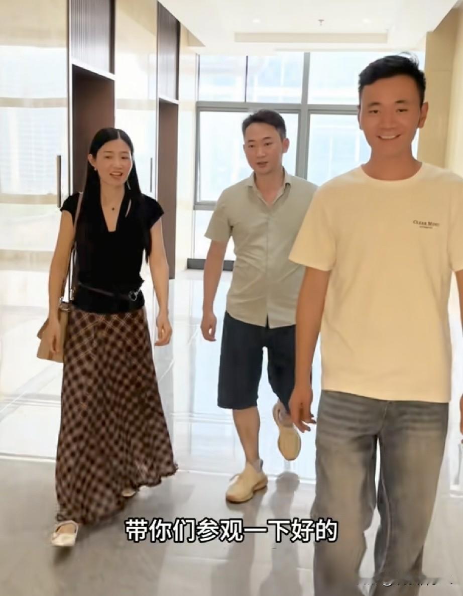 厉怀远终于露面了，看样子状态不错，不过公司已经没有人了，看着空荡荡的的办公室，多