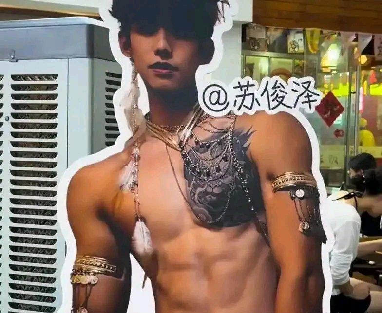 广州这家叫“张慈英抹茶”的茶饮店搞的半裸男模一日店长活动，真的把擦边营销玩到了让