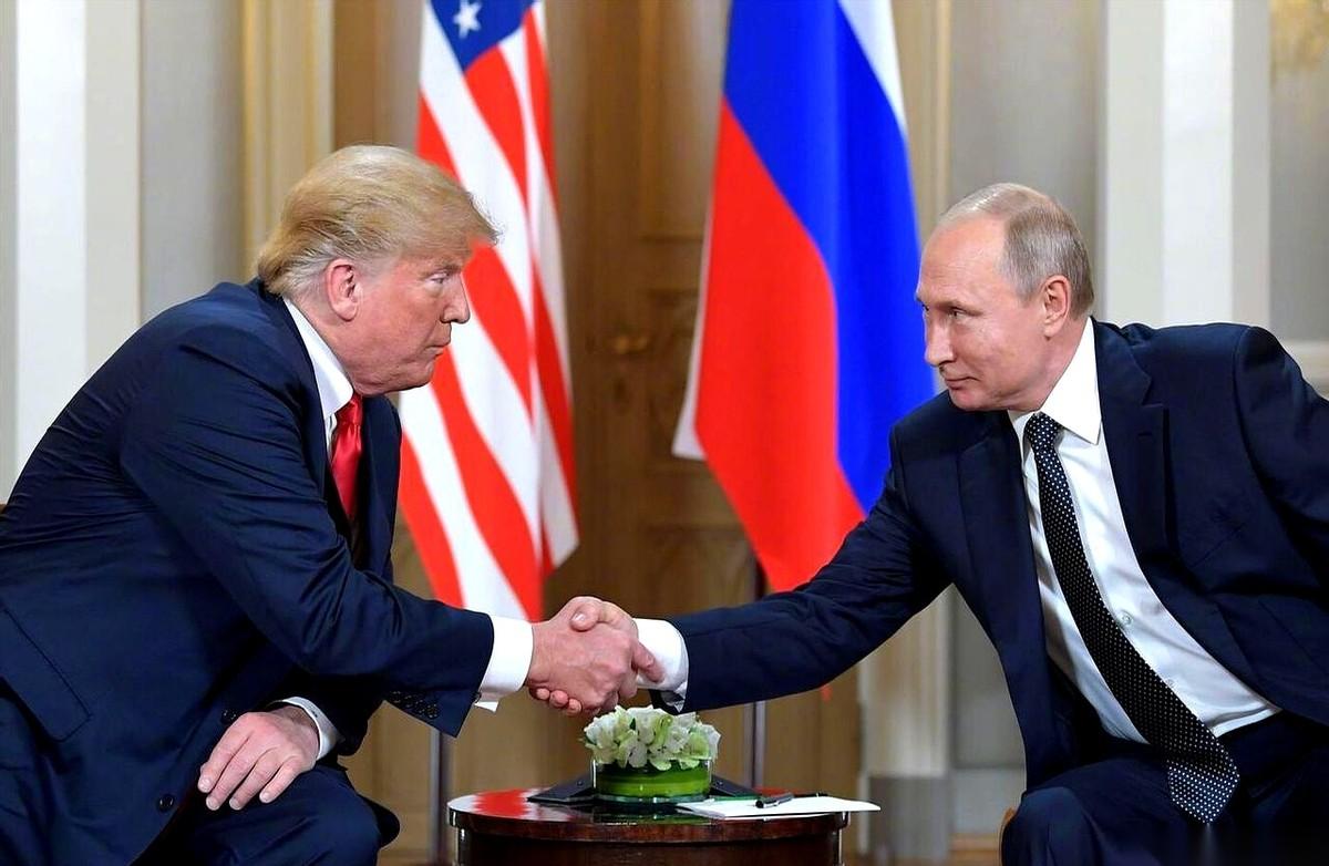 电话那头，普京的声音很冷。特朗普听着，手指下意识地敲了敲桌面。就几个小时前，泽