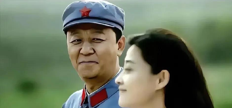 三代经商不如祖上扛枪，说的就是江德福一家。江德福是司令，大儿子江卫国是摩步旅旅长