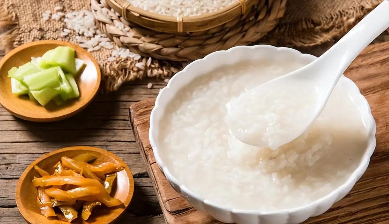 医生提醒：70岁以上老人，宁吃热乎馒头喝稀粥，也别碰4类食物七十三岁的赵奶奶怎