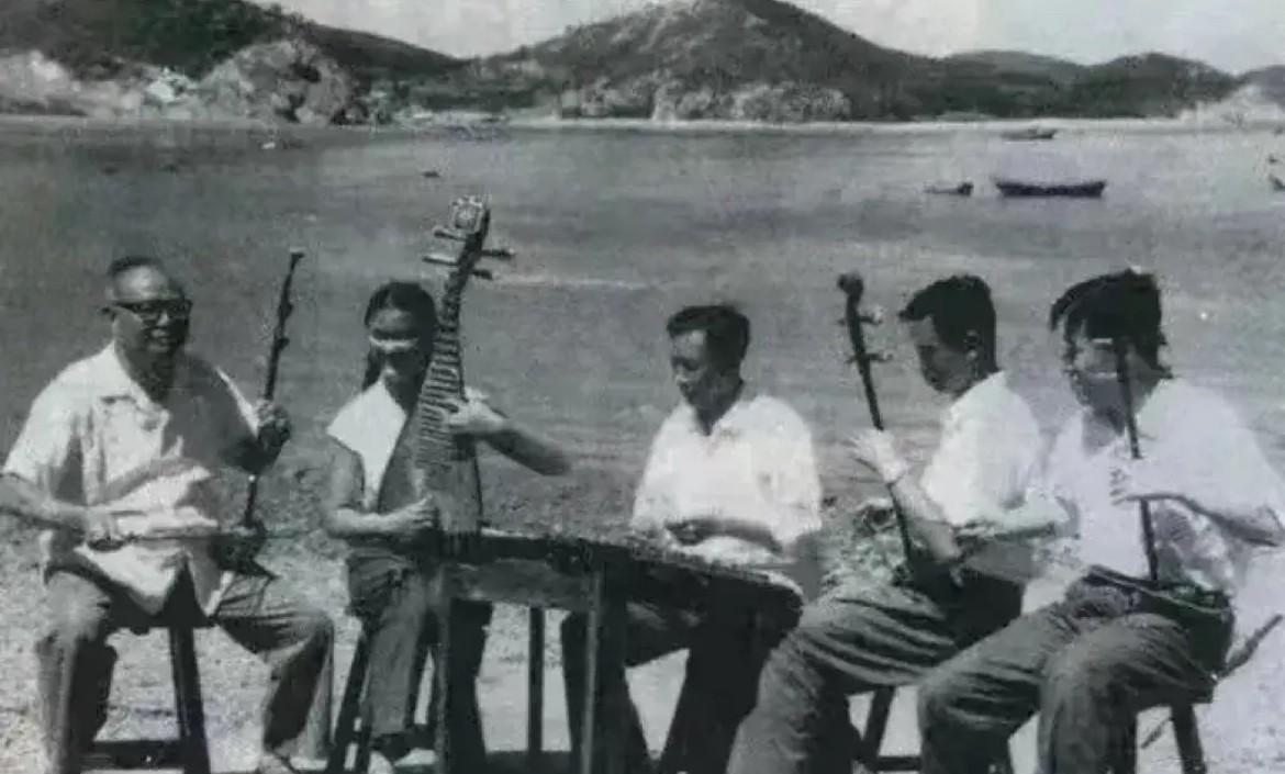1965年，叶剑英元帅视察海军某部时，在文工团的演奏中手持二胡，与官兵们一同演奏