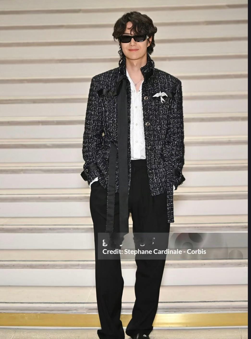 王一博作为香奈儿全球品牌大使，出席活动常穿小香风。这次造型却翻了车，短款