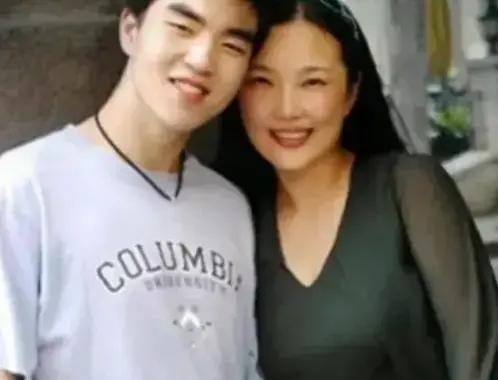 1988年，武汉一名女教师，正沉浸在新婚的生活中。没多久，她就怀孕了。不料，儿子