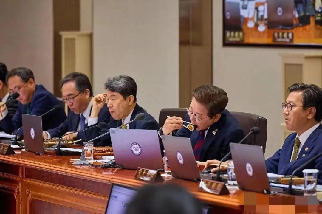 韩国总统李在明和文在寅同属一个派系，这时候他成了总统，并没有搞相应的特殊化，并没