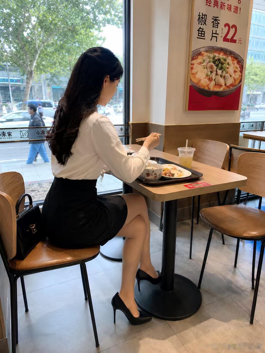 高跟鞋配丝袜，职业装的美