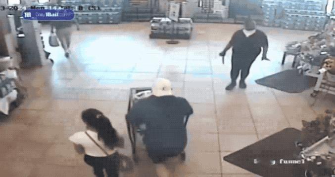 美国黑人毒妇太狠了：捅死3岁白人可爱男孩，她也下得去手？这是美国俄亥俄州又一起针