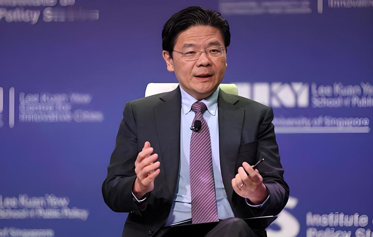 新加坡表态会跟随美国搞芯片封锁！新加坡总理黄循财21日接受外媒采访，说了段挺硬
