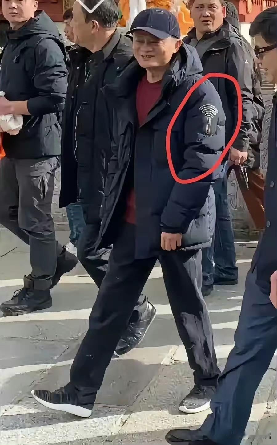 阿里巴巴马云穿的一款羽绒服，还蛮个性的，这是什么高科技，居然带着移动的WiFi标