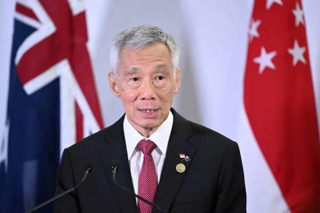 九三阅兵前，日本上窜下跳刷存在感，新加坡的李显龙还真的上杆子去接球了。8月25