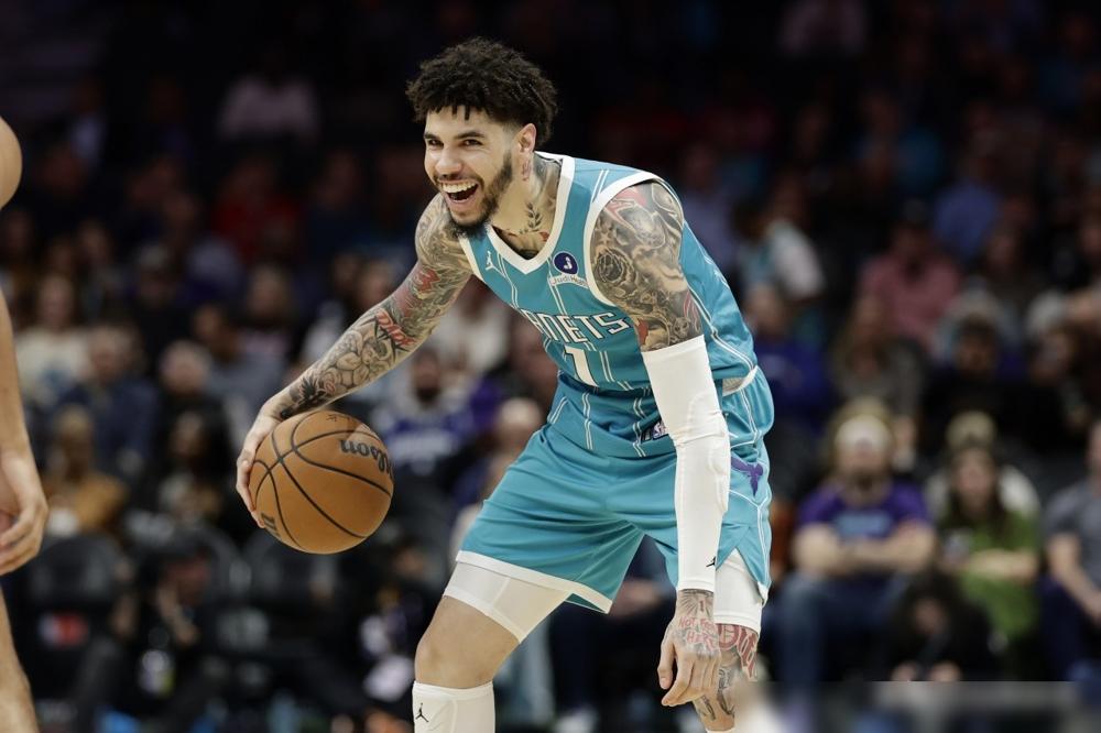 三球是在刷数据？你根本没看懂NBA的猎杀逻辑。全网都在盯着拉梅洛·鲍尔那几次