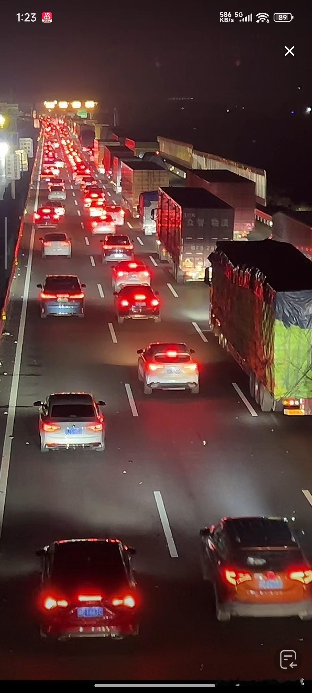 沪昆高速已经堵成“大型停车场”了！刚刷到衢州段和东乡段的现场直播，直接看傻