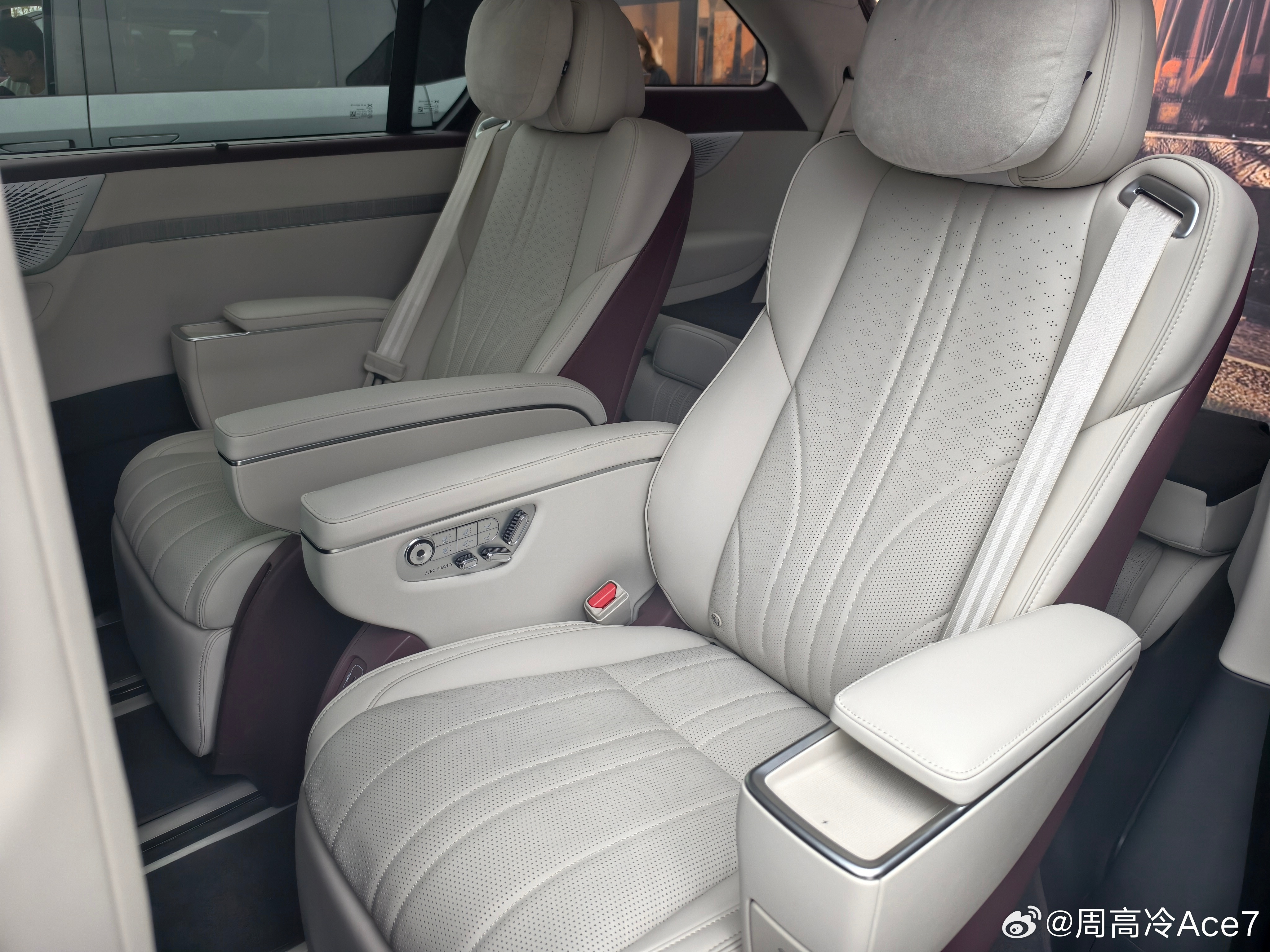 今天小鹏除了重磅的VLA2.0还有纯电的X9上新前脸和增程版一致了，一下就看着更