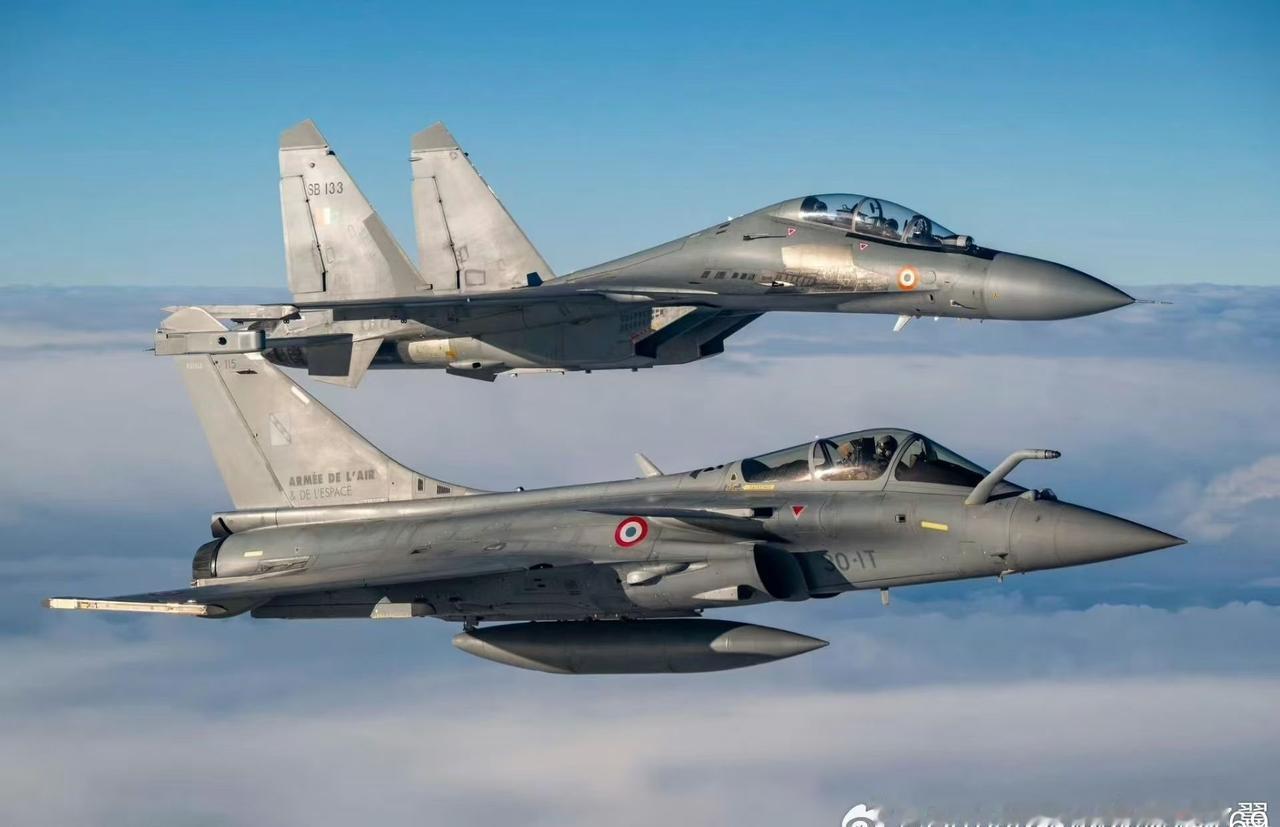 因为五七空战失利和光辉战斗机坠毁，三哥在国际上又成了笑柄所以三哥最近拼命拍照片