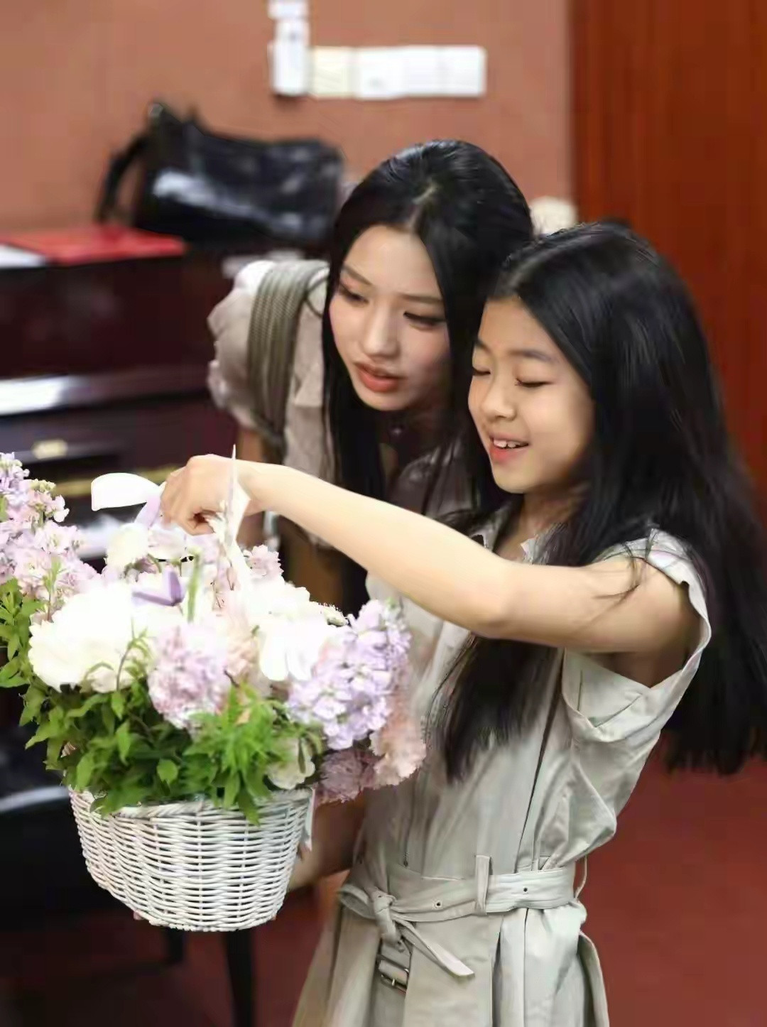 汪峰罕见集齐四娃！小苹果神似葛荟婕，二女儿首露面，幼子脸打码
