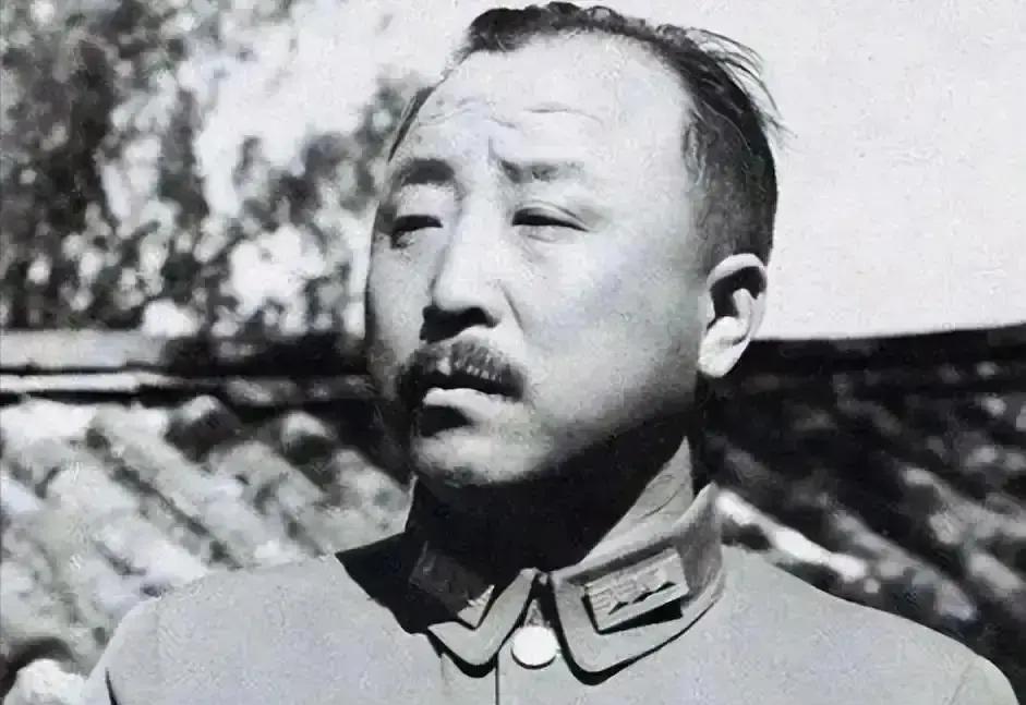 1948年卫立煌被中共列为头等战犯，夫人吓得大哭，他却对妻子低声说了一句话。