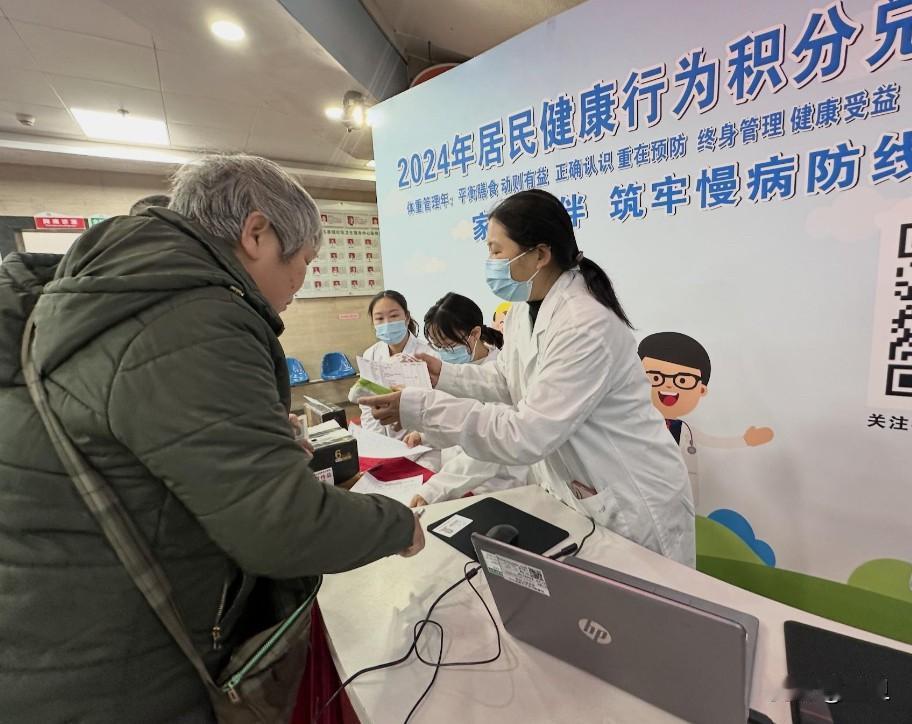 医生工资骤降，骨干纷纷逃离县医院，跑去乡镇考编攒“铁饭碗”——这已成不少县域医疗