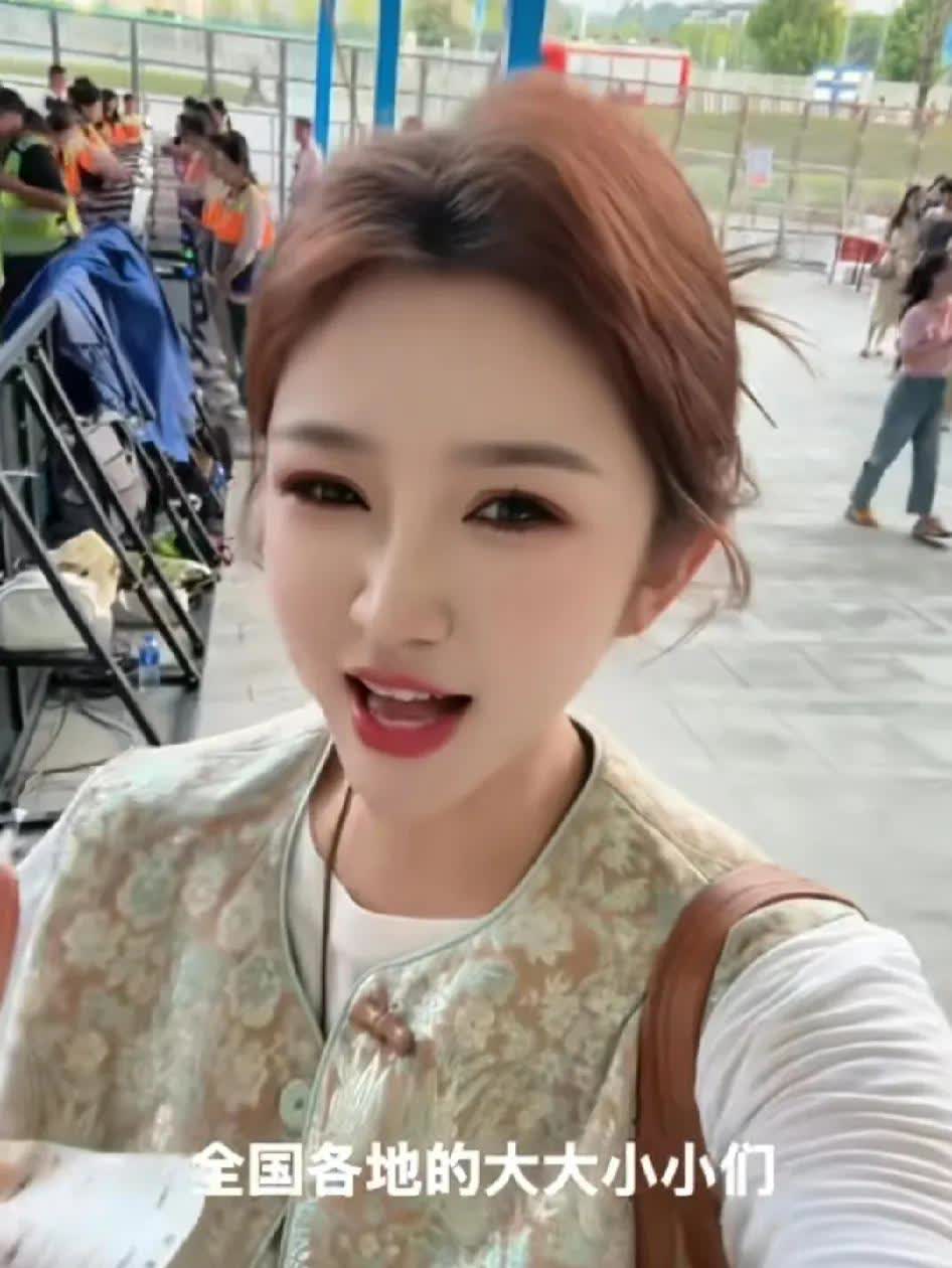 昨晚宜昌刀郎演唱会有惊喜，有一个女孩儿很幸福，她就是大宝在柳州，她可是刀郎