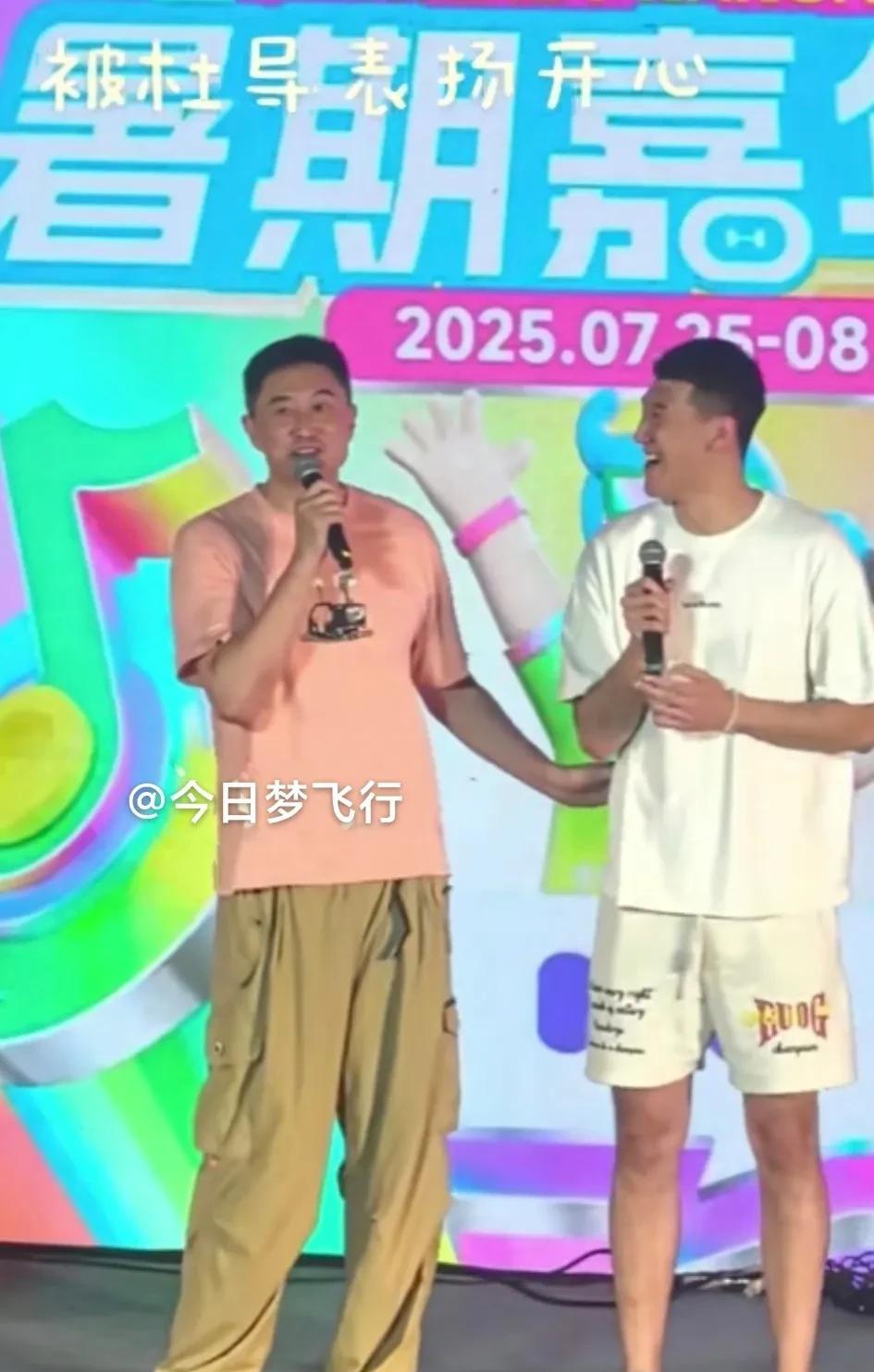 杜锋携杜润旺出席嘉年华活动，接受采访表示借调球员打团结杯！昨天，广东队主教练杜