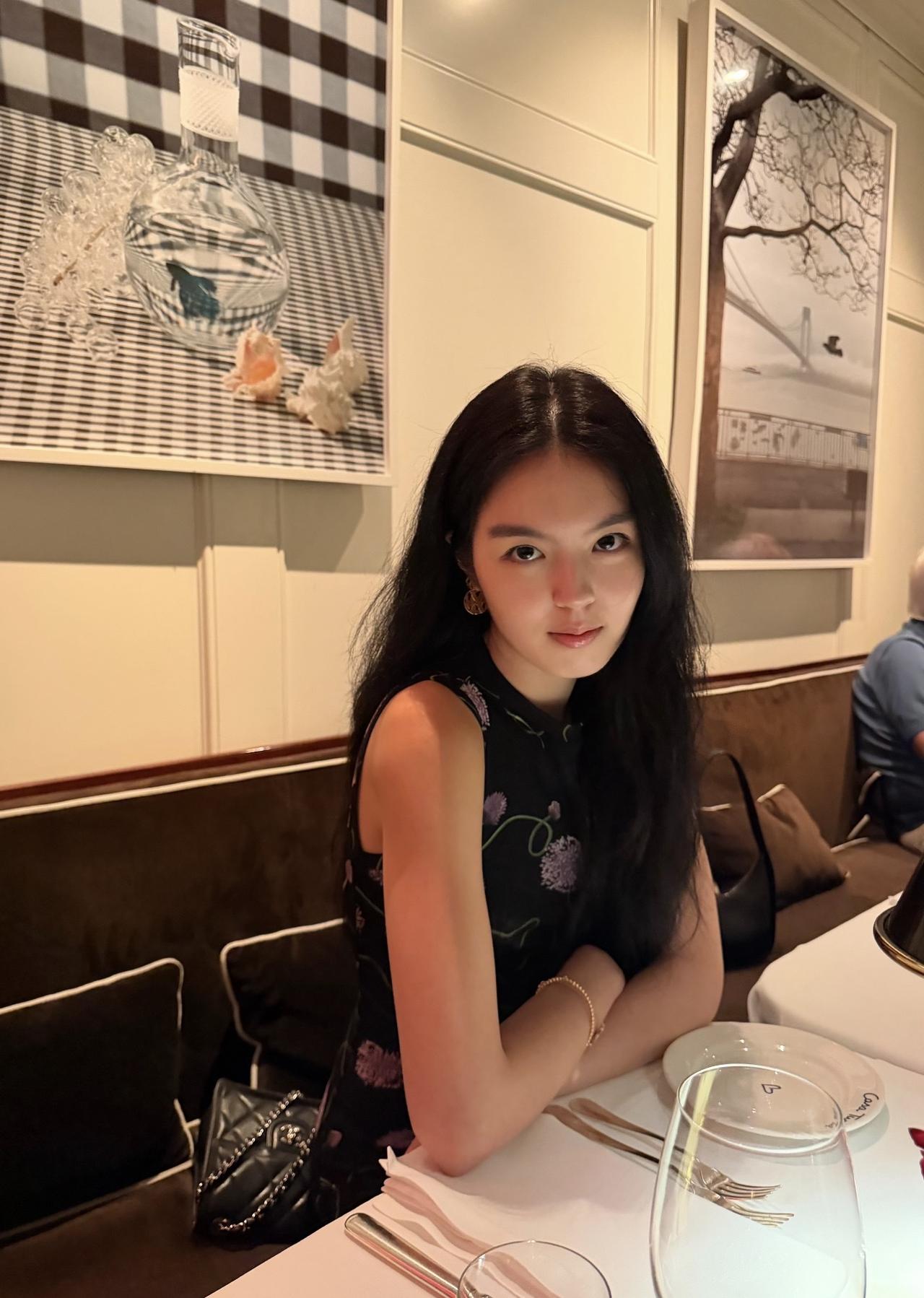 李咏的女儿、24岁法图麦和妈妈哈文在美国餐馆里吃大餐，穿着旗袍妆容精致，背着香奈