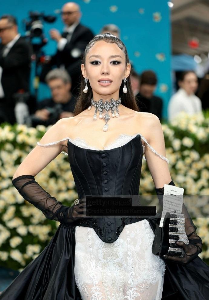 近日吉娜·爱丽丝首次出征MetGala，她这回搭配的很有仪式感，而且变瘦了，显