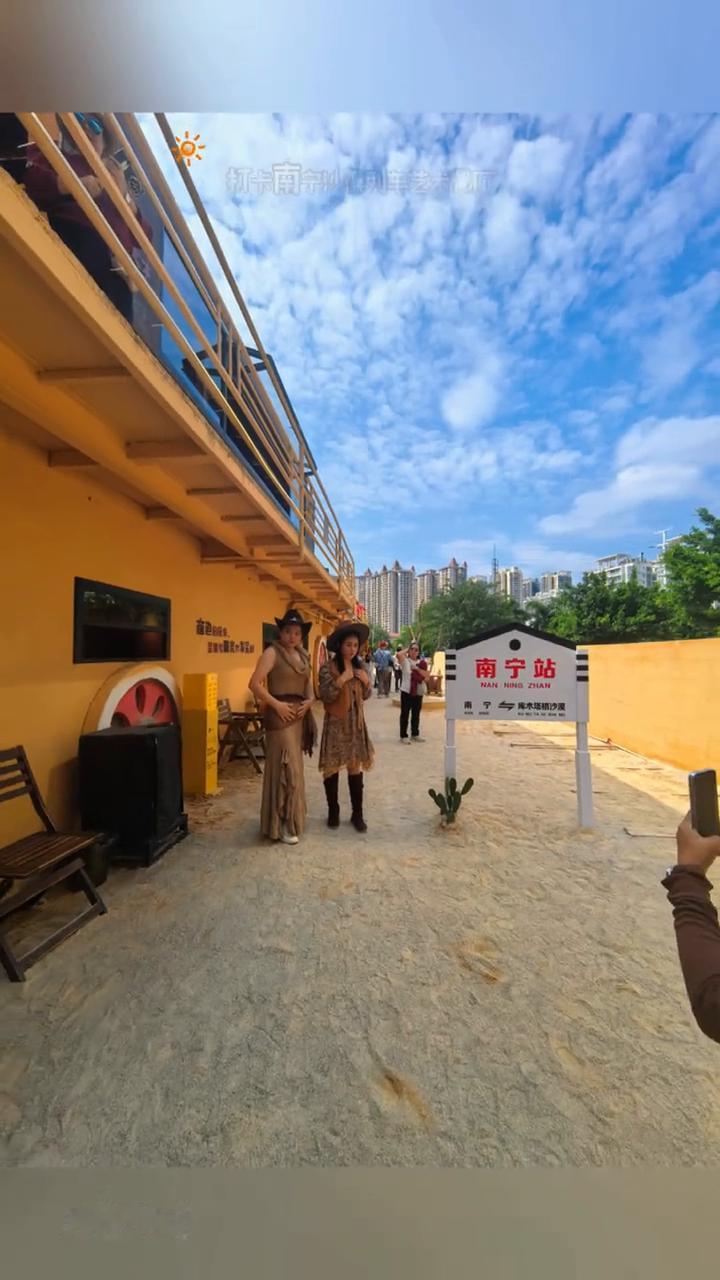 打卡南宁沙漠列车艺术餐厅。南宁沙漠列车艺术餐厅位于西乡塘区明秀西路南铁记忆铁路