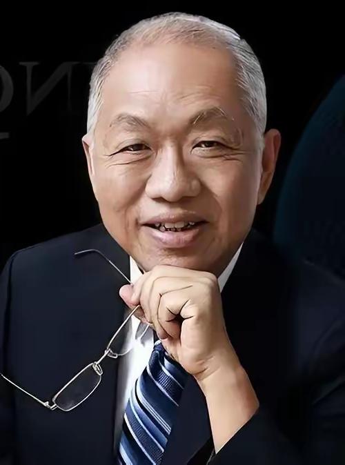 美籍数学家丘成桐在清华任教，被问到：“您现在的薪水有多少？”丘成桐回答：“我在中