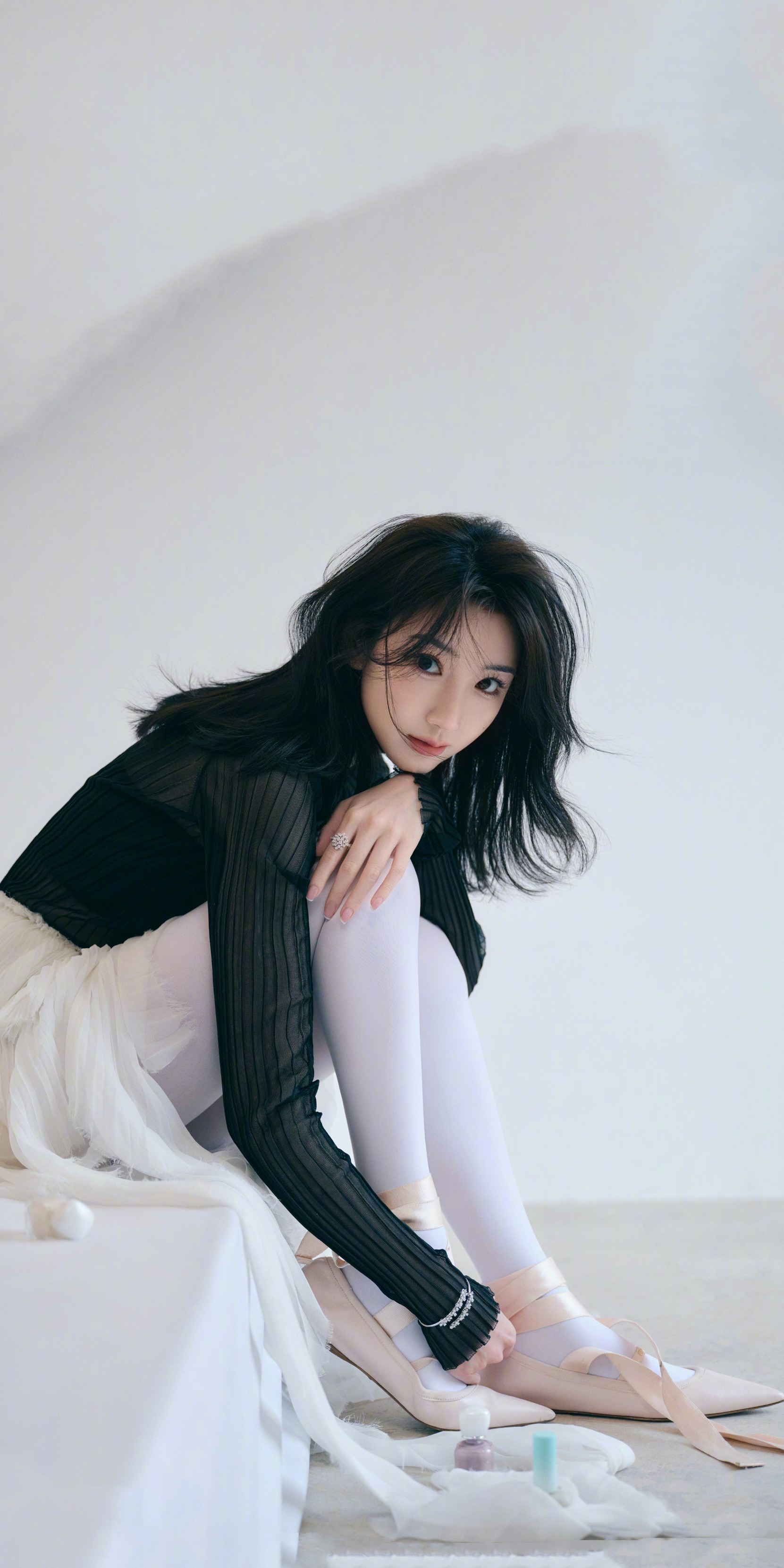 毛晓彤写真壁纸：一组丝袜美腿妆造。毛晓彤