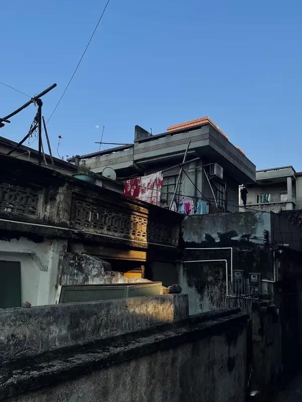 假如我有100亿，我大概率还是会上班。知乎上很多人说有一个亿就辞职，像评论区网友