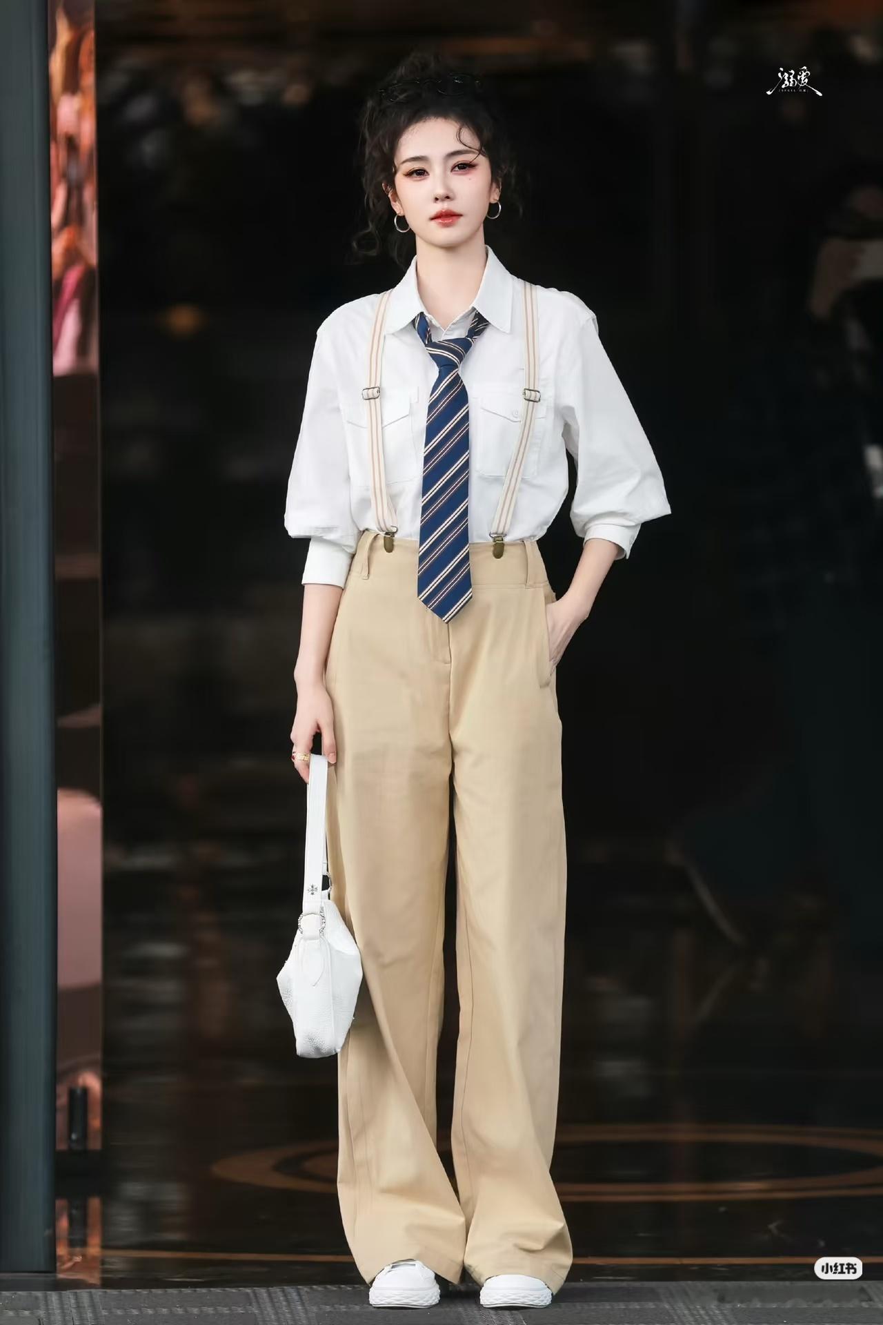 白鹿小卷毛就维持了一会会儿，二次转场后就变成抓夹随意拢起的温婉发型了。白鹿真的好