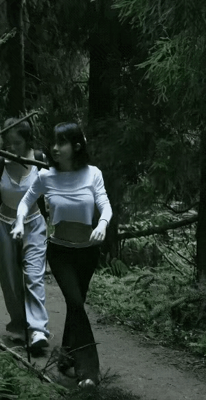 这衣服是小呢？还是瘦呢？她是故意穿成这样的呢？还是无意穿成这样的呢？她是