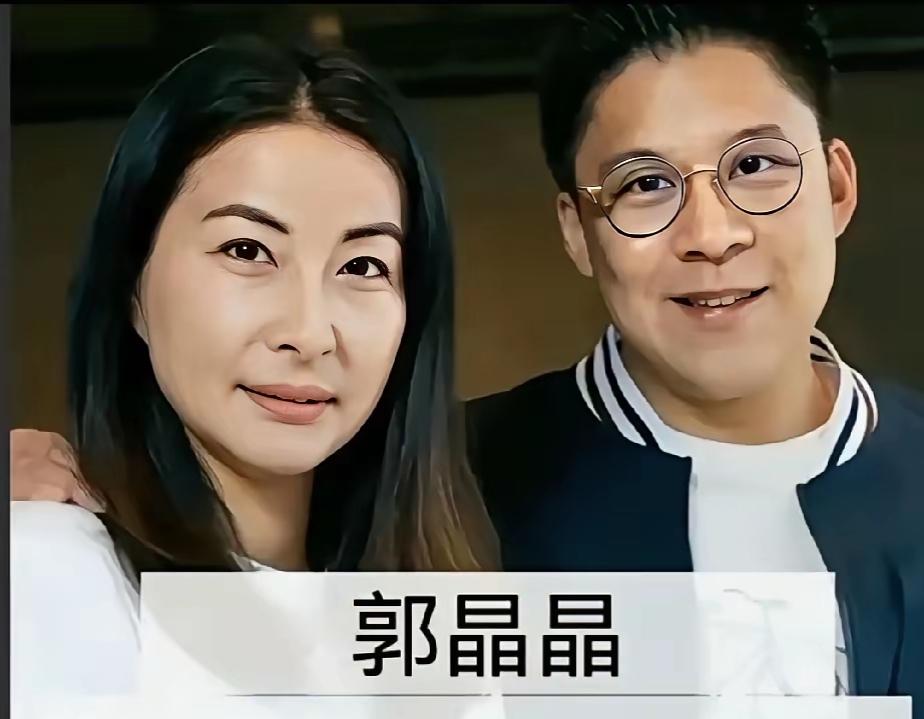 郭晶晶和丈夫霍启刚李雪芮和丈夫乔斌王皓和妻子闫博雅三对奥运冠军夫妻同框，你