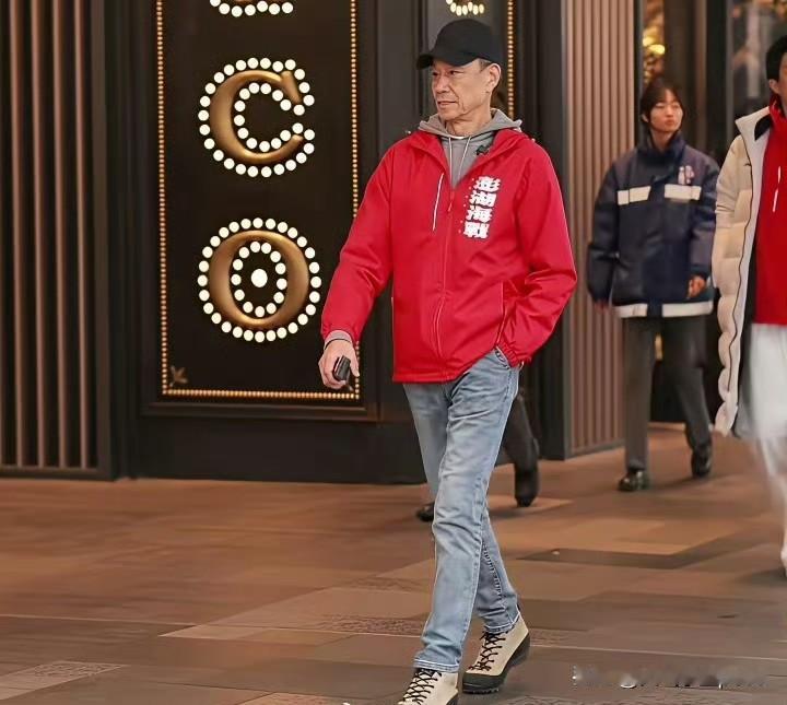 王学圻老师这状态真的太好了吧！1946年生人，虚岁八十了，都这岁数了，王老师身上