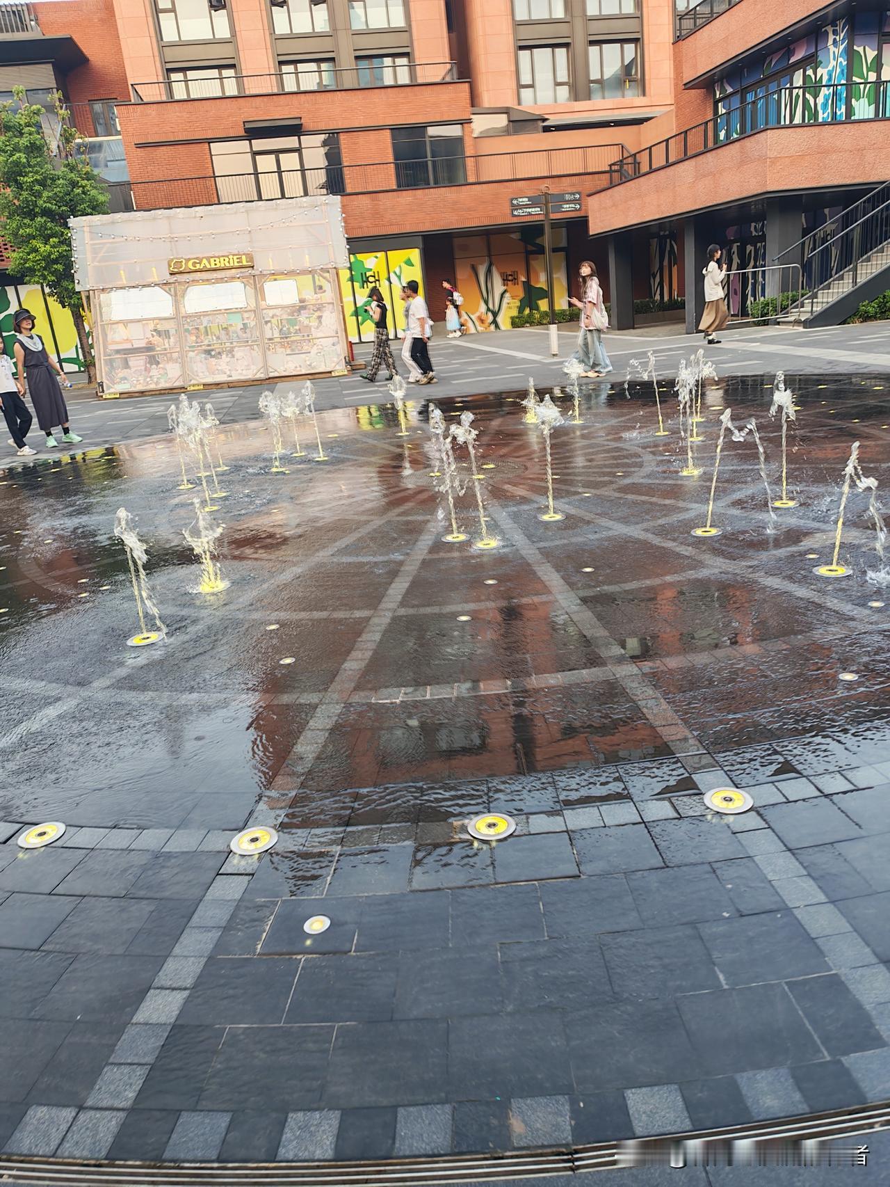 没手机支付那会，每笔交易有温度但超不方便：-路边无牌衣服敢卖200，进货