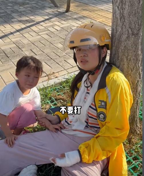 看哭了！亳州，母女送外卖骑车摔倒后靠在树干上休息，路过男子一看中暑了！拿起手机就