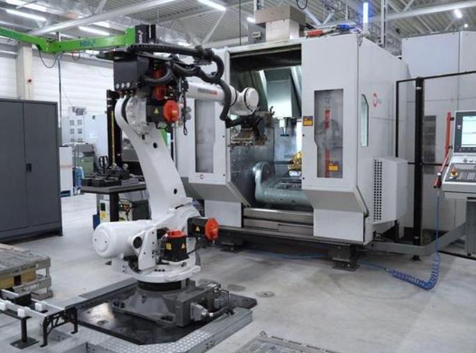 挪动几米就锁死？国产五轴破局“电子手铐”，让美日高傲变成废铁。五轴联动机床