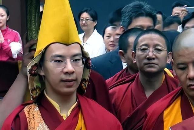 1989年，十世班禅圆寂后，高僧们长途跋涉去寻找转世灵童，国家为此特别拨款。谁知