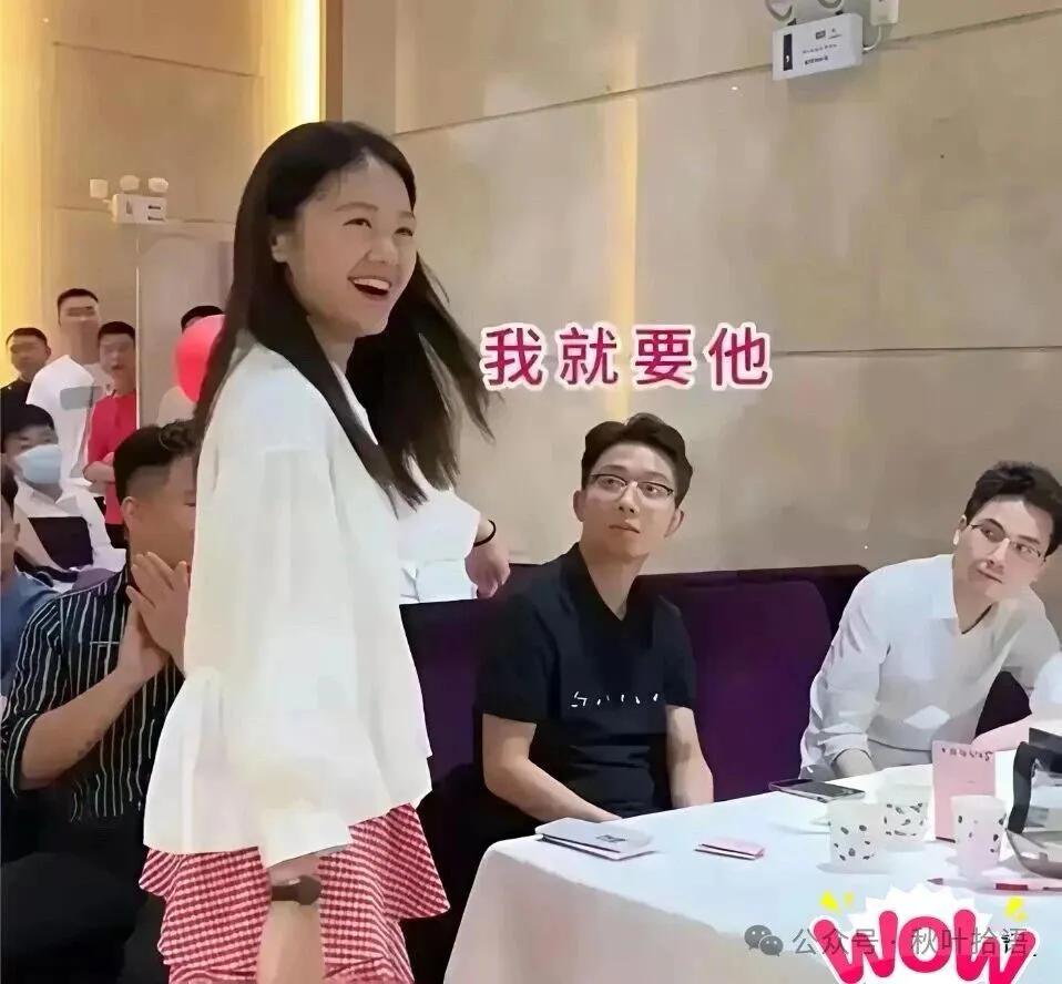 相亲该不该主动？女生当众拉走心仪男生广东东莞的一场相亲会，有位姑娘直接冲到一堆