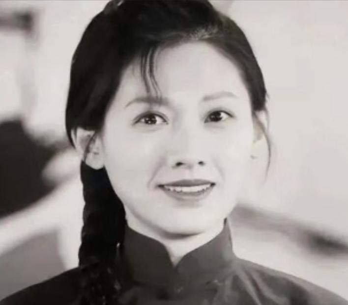 1973年，知青李广林让村姑张秀芹有了孕，他逃回北京告诉了父母，李父踢他两脚：
